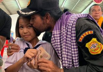 บิณฑ์ซึ้งน้ำใจ เด็กหญิงป่วยมะเร็งฯ นำเงิน 1000 บริจาคน้ำท่วมอุบล