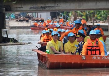 ในหลวงโปรดเกล้าฯ เจ้าคุณพระสินีนาฏฯ เป็นผู้แทนพระองค์ตรวจเยี่ยมจิตอาสา ปทุมธานี