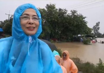 บรรดา ส.ส.หลายพรรค ร่วมใจลงพื้นที่ช่วยเหลือ ผู้ประสบภัยน้ำท่วม