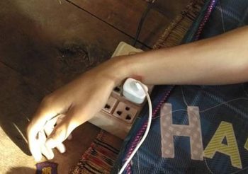 อุทาหรณ์! หนุ่มเล่นมือถือขณะชาร์ต ถูกไฟดูดเสียชีวิต