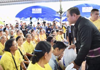 นายกฯ ดูน้ำท่วม บอกไม่มีความสุข เพราะห่วงประชาชน