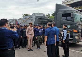 มาแล้ว!! กองทัพเรือจัด ‘เรือผลักดันน้ำ’ เร่งระบายน้ำท่วมออกจากพื้นที่