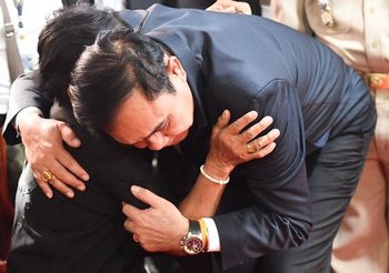 โฆษกโชว์ภาพ! นายกฯกอดผู้ประสบภัย บ่ายนี้ลงพื้นที่ด้วยตัวเอง