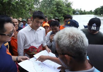 ‘ธนาธร’ ลงพื้นที่ลุยน้ำท่วม ให้กำลังผู้ประสบภัยในพื้นที่ จ.ร้อยเอ็ด