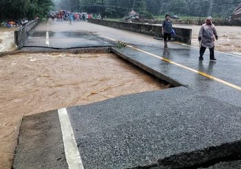 เกาะช้างวิกฤติ เกิดฝนตกหนัก น้ำป่าไหลหลาก