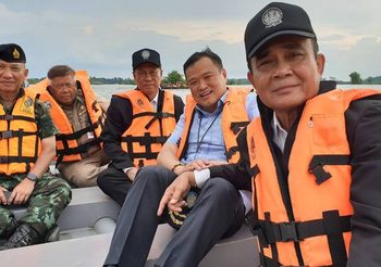 นายกฯถึงอุบลแล้ว! ยันรัฐบาลเป็นห่วง-ขอทุกคนก้าวผ่านไปให้ได้