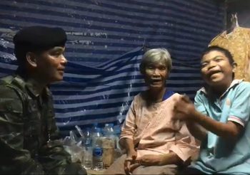 ไพเราะมาก เด็กน้อยขับร้องเพลง “ใกล้รุ่ง” ให้กำลังใจผู้ประสบภัยฯ