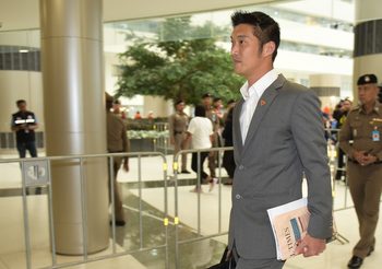 ‘ธนาธร’ เดินทางมาศาล รธน. คดีถือหุ้นสื่อ ยันมั่นใจในหลักฐาน
