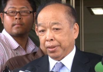 ศาลสั่งจำคุก ‘สุรพงษ์’ 2 ปี กรณีคืนพาสสปอร์ตให้ ‘ทักษิณ’