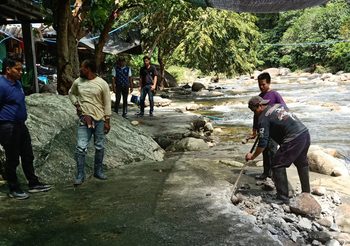 เร่งทุบคอนกรีตรุกล้ำ ‘คลองท่าดี คีรีวง’ คาดใช้เวลาหลายวัน
