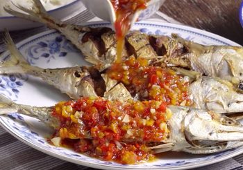 สูตร ปลาทูราดพริก ทอดกรอบๆ ราดน้ำฉ่ำๆ