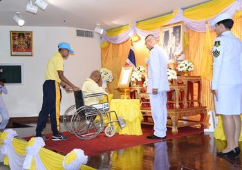 นพเก้า ช่างซ่อมมอเตอร์ไซค์พิการซาบซึ้งในพระมหากรุณาธิคุณทรงเมตตา