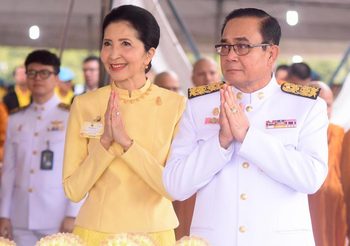 นายกฯ นำประชาชนตักบาตรน้อมรำลึกวันคล้ายวันสวรรคตในหลวง ร.9