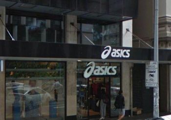 ‘ASICS’ ขอโทษหลังจอหน้าร้านฉาย ‘หนังโป๊’ นาน 9 ชั่วโมง