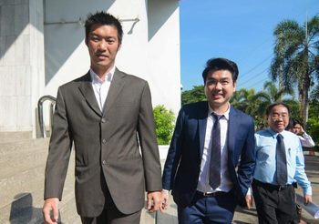 “ธนาธร-ปิยบุตร“ ควงแขนมาสำนักงานอัยการสูงสุดฟังคำสั่ง2คดีใหญ่