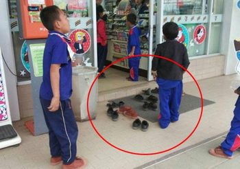 น่ารักมาก ! ‘ม้งน้อย’ ลงจากดอย เข้าเมือง ถอดรองเท้าก่อนเข้า 7-11