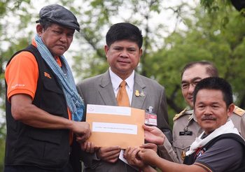 “แรมโบ้อีสาน” รับหนังสืองานแรก  หลังรับตําแหน่งกรรมการผู้ช่วยรัฐมนตรี