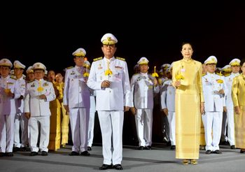 บิ๊กตู่ นำ ปชช. จุดเทียนน้อมรำลึกพระมหากรุณาธิคุณ ในหลวง ร.9