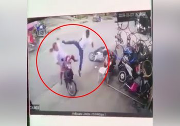 ตร.เร่งล่าตัว ชายก่อเหตุกระโดดถีบหญิงที่ภูเก็ต แม้มีเด็กนั่งด้วย