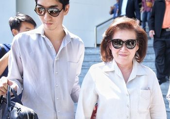 ศาลเลื่อนอ่านคำพิพากษา คดี ‘เบญจา’ ช่วย ‘โอ๊ค-เอม’ ไม่ยื่นคำนวณภาษี