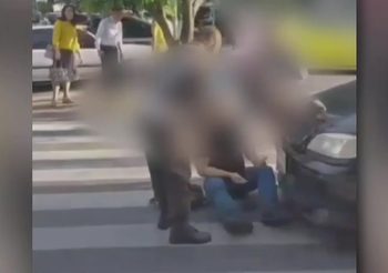 ฝรั่งเดือด! โดนรถชนคาทางม้าลาย