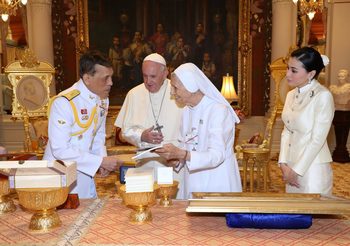 ในหลวง และ พระราชินี เสด็จออกทรงรับ สมเด็จพระสันตะปาปาฟรานซิส
