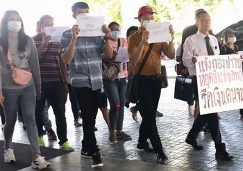 กลุ่มผู้ค้าที่ถูกล่อซื้อลิขสิทธิ์กว่า 20 ราย ร้องกองปราบเอาผิดพวกรีดไถ
