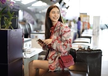 มิว นิษฐา Airport Look ก่อนร่วมพรมแดงงาน Valentino Daydream