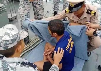 นาทีชีวิต เรือ ต.81 ช่วยลูกเรือประมงลอยคอกลางทะเลนานกว่า 11ชั่วโมง
