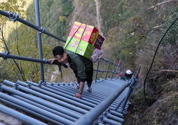 จีนสร้างบันไดเหล็ก กว่า 2,500 ขั้น ช่วย ‘หมู่บ้านหน้าผา’ พ้นความยากจน