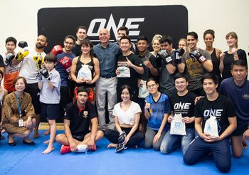 แสตมป์ เกี่ยวก้อย รถถัง เผยแพร่วิชามวยไทยให้กับพนักงาน-เจ้าหน้าที่ UN