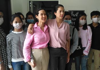 เอ๋ ปารีณา นำทีม เหยื่อถูกจับลิขสิทธิ์ ที่ ราชบุรี เข้าแจ้งความ