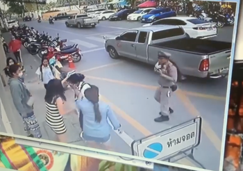 แก๊งผู้ปกครอง รุมตบอริลูกหน้าโรงเรียน ไม่สนแม้ตำรวจเข้าห้าม