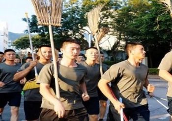 ‘ทหารจีน’ ลงพื้นที่ประท้วงฮ่องกงเคลียร์ถนน หลังเหตุม็อบปะทะตำรวจ