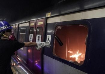 จนท. รถไฟใต้ดินฮ่องกงเผย ‘สถานีเสียหายหนัก’ งานซ่อมเทียบได้กับสร้างใหม่ (ภาพชุด)