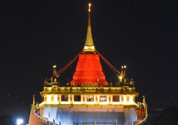 บรรยากาศ งานสมโภชองค์พระบรมสารีริกธาตุ และลอยกระทง ที่ ภูเขาทอง