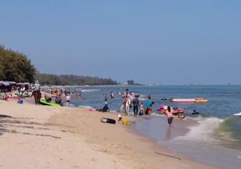 ไม่ต้องตกใจ!! ‘หาดชะอำ’ เกิดปรากฏการณ์ขี้ปลาวาฬ