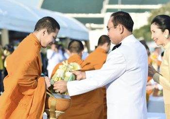 นายกรัฐมนตรีและภริยา ทำบุญตักบาตร เนื่องในวันพ่อแห่งชาติ