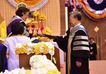 ‘ชวน หลีกภัย’ รับพระราชทานปริญญานิติศาสตรดุษฎีบัณฑิตกิตติมศักดิ์
