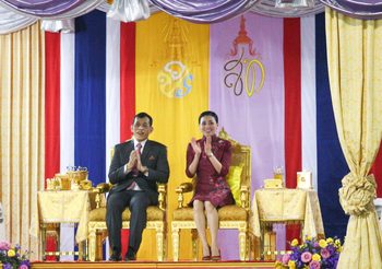 ในหลวง – ราชินี เสด็จฯ เปิดงานใต้ร่มพระบารมี เยาวราช