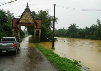 ชุมพรฝนหนัก 5 วันติด!! น้ำป่าทะลักท่วมบ้านเรือน โรงเรียนปิด