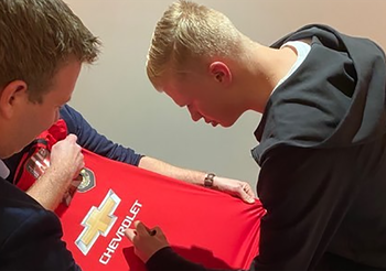 แฟนผีลุ้นหนัก! ชาวเน็ตโพสต์ ‘ฮาแลนด์’ เซ็นชื่อบนเสื้อ แมนฯ ยูไนเต็ด
