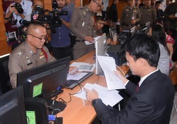 “ธนาธร” ส่ง “ทนาย” ขอเลื่อนรับทราบข้อหา “ชุมนุมแฟลตม็อบ”