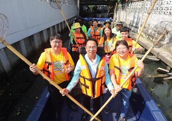 ‘สำนักการระบายน้ำ’ ร่วมกับ ‘โอลด์ร๊อคล้านท่า’ ลงพื้นที่เก็บขยะคลองบางจาก