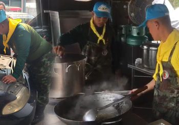 โรงครัวพระราชทาน บนถนนสายหลัก ประชาชนมารับบริการต่อเนื่อง