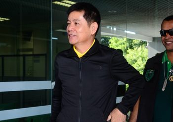 ชัยวัฒน์​และลูกน้อง​ 4​ คน​ เข้ารายงานตัวต่อศาล​