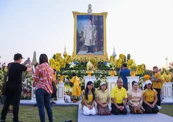 ประมวลภาพ ประชาชนเที่ยวชม “งานวันพ่อ น้อมรำลึกฯ ในหลวง ร.9”