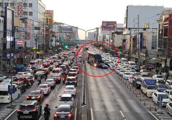 จี้ ตร.ตามเอาผิด คนขับรถขวางทาง ทำถนนงามวงศ์วาน รถติดยาวเหยียด