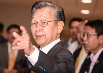 ‘ชวน’ ชี้กลุ่มหลากหลายทางเพศ ที่จูบกันกลางสภาฯ ไม่เหมาะสม