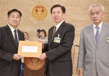 ผู้ปกครองนศ.แพทย์ ร้องค่าสอบทันตแพทยสภา “สูงเกินกว่า 1 ล้านบาท”